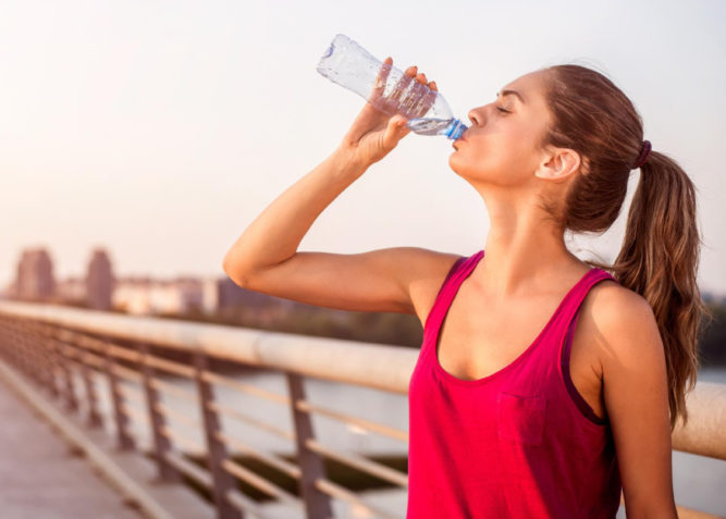bebendo água, exercícios e dieta